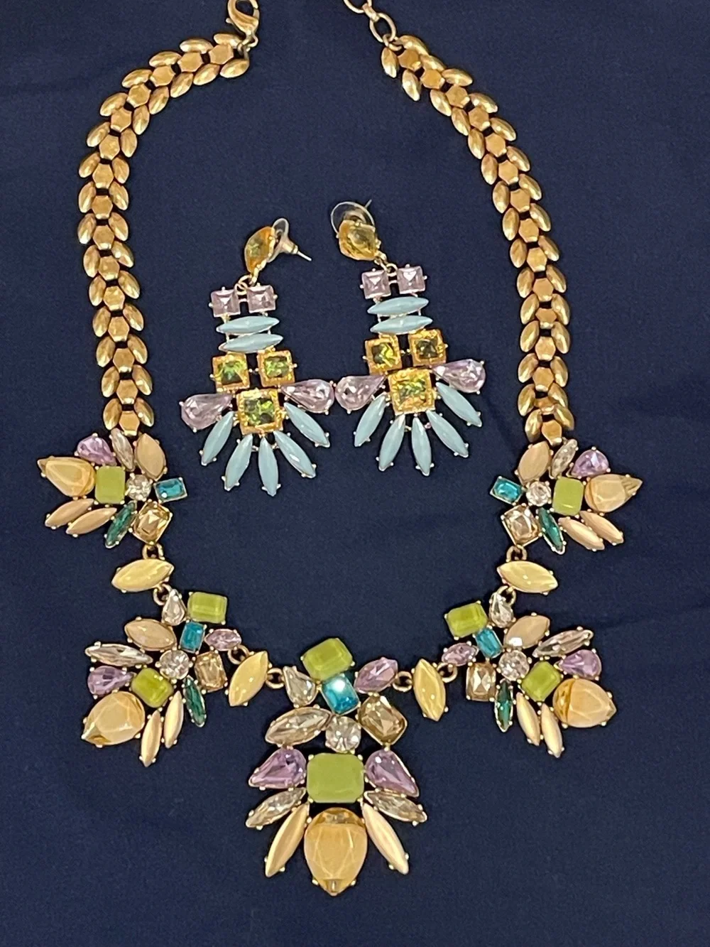 Gorgeous Stella & Dot Mae Trellis Statement necklace. Matching Earrings.